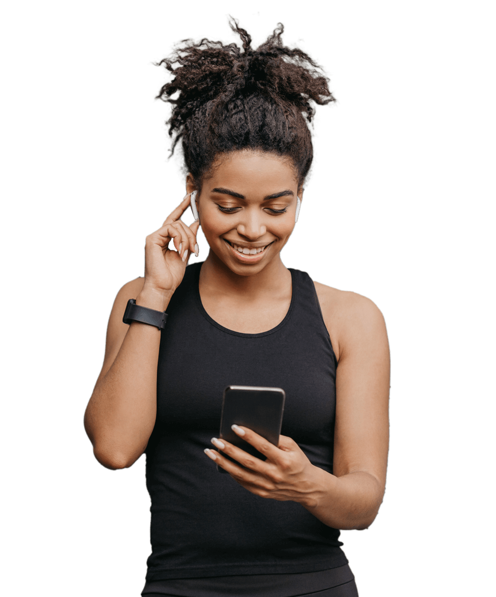 Zufriedene Mitarbeiterin mit Handy und Kopfhörern. Firmenfitness für glückliche Angestellte.