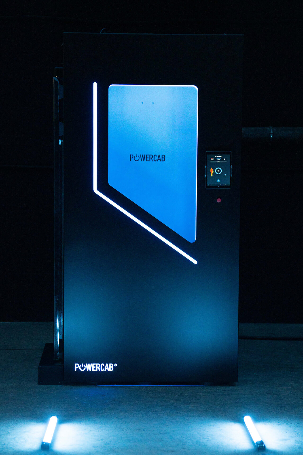 Powercab elektrische Kältekammer in dunkler Studioumgebung