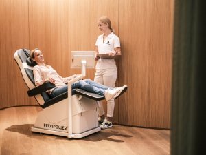 Frau auf Pelvipower Stuhl. Beckenbodentraining mit medizinischem Fachpersonal.