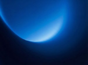 Abstrakter, tiefblauer Hintergrund mit einem sanften, halbmondförmigen Lichtverlauf auf der rechten Seite.