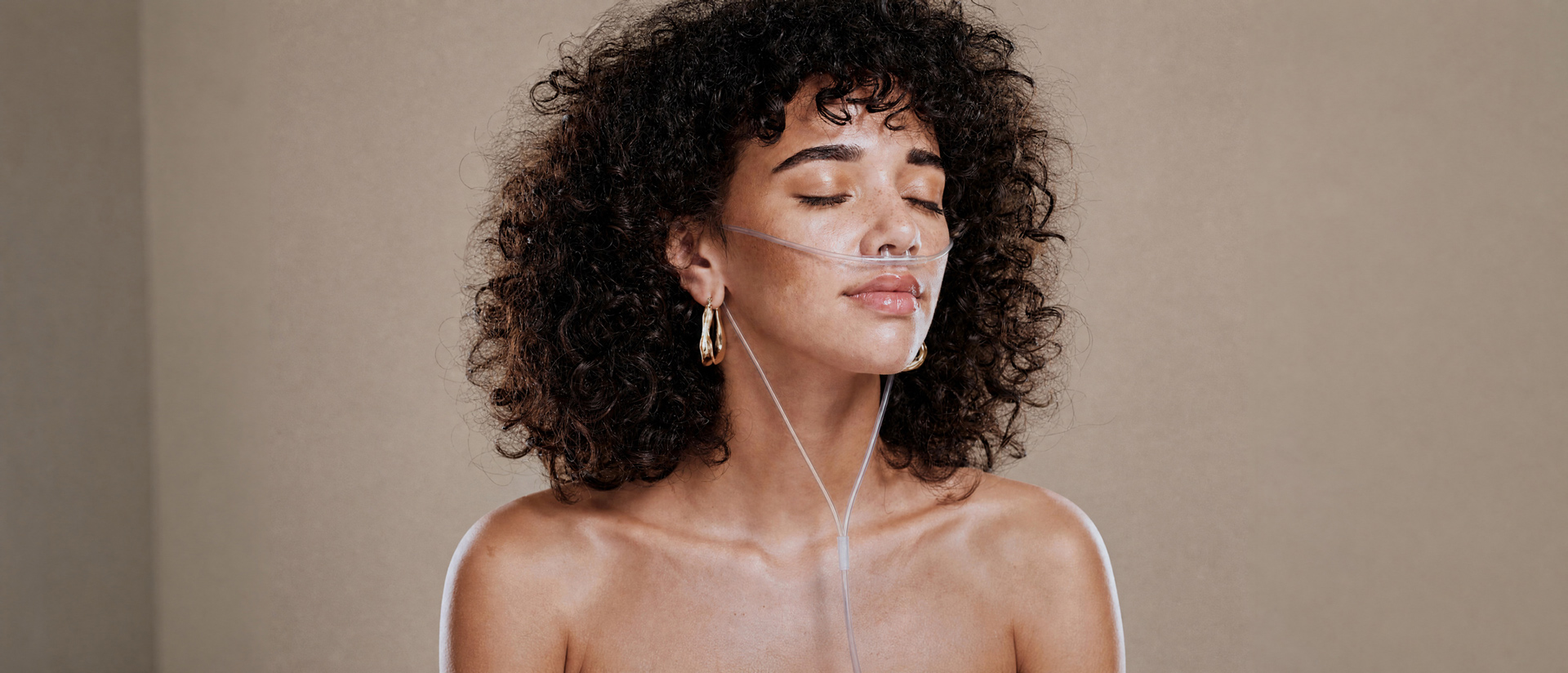 Woman with closed eyes and nasal cannula during a water plasma session