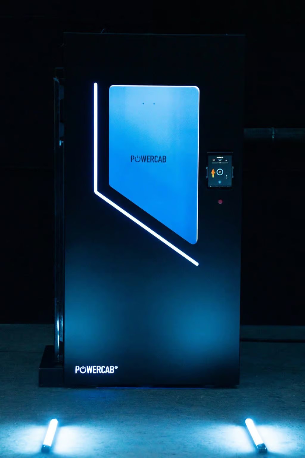 POWERCAB-Kältekammer mit blau beleuchteter Tür und Steuerungsdisplay