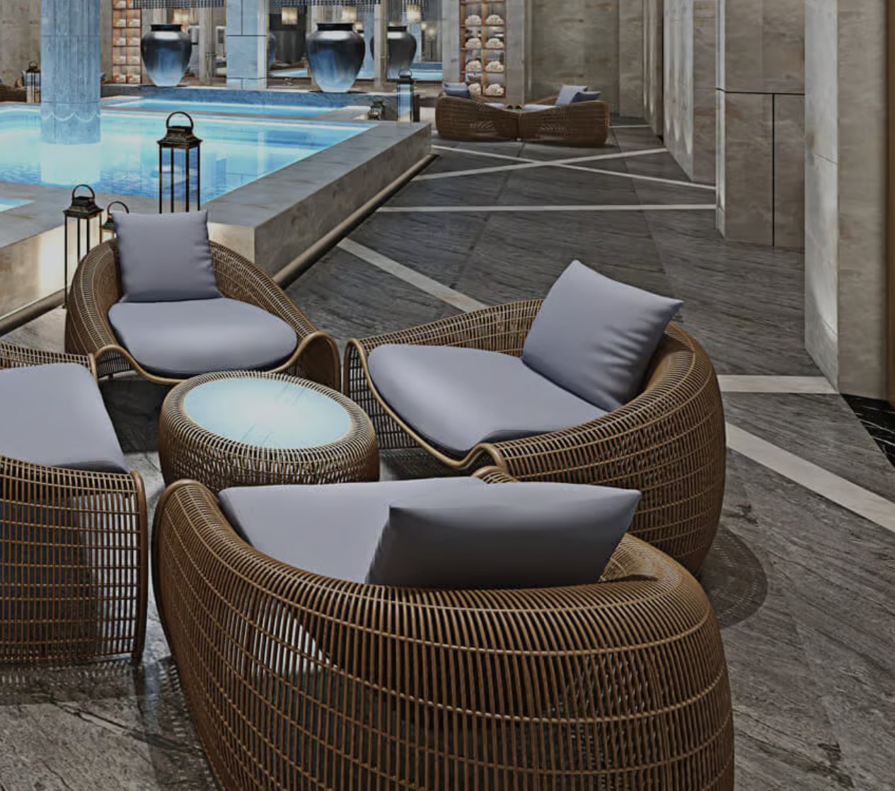 Hotel-Spa mit Rattan-Loungesesseln vor beleuchtetem Pool